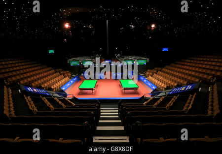 Une vue générale des tables du Crucible pendant le huitième jour des Championnats du monde de Betfred Snooker au Crucible Theatre, Sheffield.APPUYEZ SUR ASSOCIATION photo.Date de la photo: Samedi 23 avril 2016.Voir PA Story SNOOKER World.Le crédit photo devrait se lire comme suit : Tim Goode/PA Wire Banque D'Images