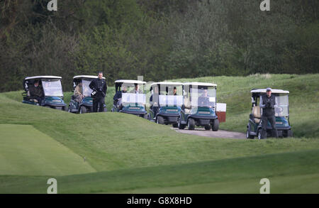 LE président AMÉRICAIN Barack Obama et le Premier ministre David Cameron (3e voiturette de golf à droite) jouent au golf au Grove Golf course de Hertfordshire, en Angleterre. Banque D'Images