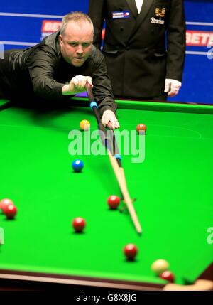 John Higgins lors de son match contre Ricky Walden lors du huitième jour des Championnats du monde de Betfred Snooker au Crucible Theatre, Sheffield. Banque D'Images