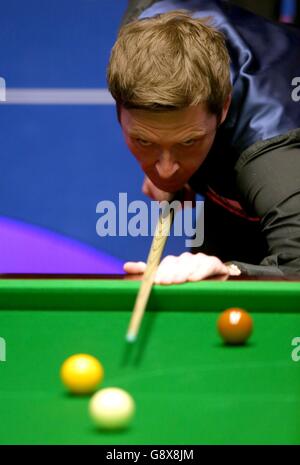 Ricky Walden lors de son match contre John Higgins lors du huitième jour des Championnats du monde de Betfred Snooker au Crucible Theatre, Sheffield. Banque D'Images