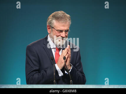 Gerry Adams, président de Sinn Fein, s'exprimant au Sinn Fein ard fheis du Palais des congrès de Dublin. Banque D'Images