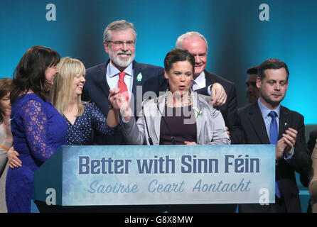 (De gauche à droite) Michelle GilderNew, Catherine Seeley, conseillère de Sinn Fein, Gerry Adams, président de Sinn Fein, Mary Lou McDonald, première ministre d'Irlande du Nord, Martin McGuinness, et Pearse Doherty, politicien de Sinn Fein, au Centre des congrès de Dublin. Banque D'Images