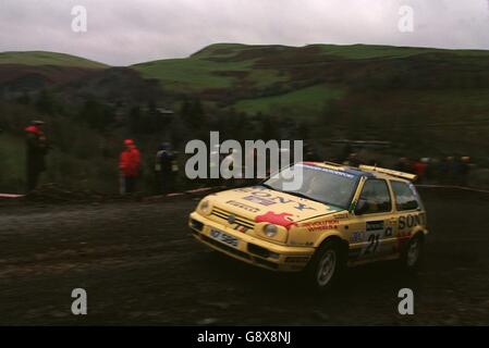 Alister McRae et David Senior dans leur Volkswagen Golf GTI Banque D'Images