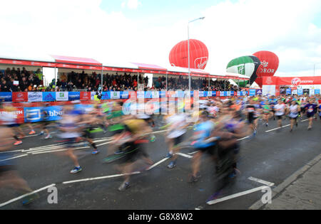 Les coureurs se rendent sur la ligne de départ lors du marathon de Londres Virgin Money 2016. APPUYEZ SUR ASSOCIATION photo. Date de la photo: Dimanche 24 avril 2016. Voir PA Story ATHLETICS Marathon. Le crédit photo devrait se lire comme suit : Adam Davy/PA Wire Banque D'Images