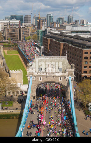 Les coureurs traversent le Tower Bridge lors du marathon de Londres Virgin Money de 2016. Banque D'Images