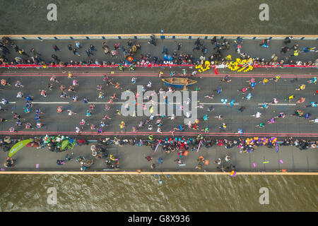 Marathon de Londres 2016 Virgin Money.Les coureurs traversent le Tower Bridge lors du marathon de Londres Virgin Money de 2016. Banque D'Images