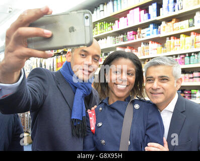 Le candidat du Labour pour le maire de Londres Sadiq Khan (à droite) et le député local Chuka Umunna (à gauche) avec un partisan à Brixton, dans le sud de Londres. Banque D'Images