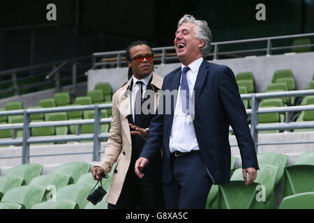 Edgar Davids (à gauche) avec John Delaney, directeur général de la FAI, lors du lancement du match international de la coupe des champions entre Barcelone et le Celtic au stade Aviva, à Dublin. Banque D'Images