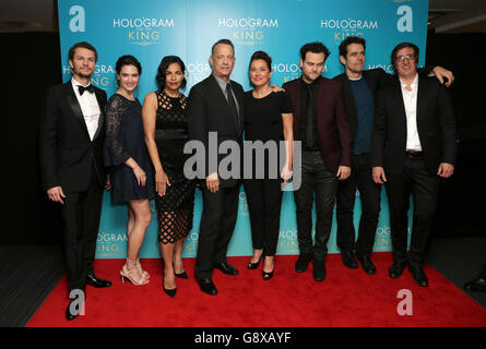 (De gauche à droite) Tim O'Hair, Megan Maczko, Sarita Choudhury, Tom Hanks, Sidse Babett Knudsen, Alexander Black, Tom Tykwer, Uwe Schott et Arcadiy Golubovich assistent à l'A Hologram pour la première King UK, à BFI Southbank, Londres. APPUYEZ SUR ASSOCIATION photo. Date de la photo: Lundi 25 avril 2016. Voir l'histoire de PA SHOWBIZ Hanks. Le crédit photo devrait se lire: Daniel Leal-Olivas/PA Wire Banque D'Images