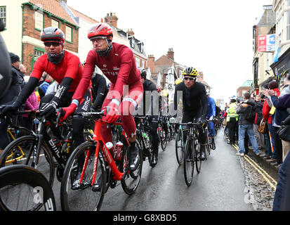 2016 Tour de Yorkshire - première étape - Beverley à s'installer. Les cavaliers commencent la première étape du Tour de Yorkshire. Banque D'Images