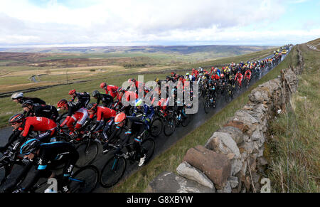 Le peloton après la colline de la Côte de Greenhow pendant la première étape du Tour de Yorkshire. Banque D'Images