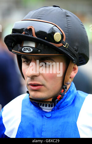 Jockey atrea Atzeni avant son tour sur Midhmaar dans le Bet365 Esher Cup Haticap pendant le Bet365 Classic Trial Day aux courses de Sandown Park. Banque D'Images