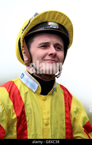 Jockey John Fahr avant son tour sur Bobby Wheeler dans le bet365 Esher coupe Haticap pendant le Bet365 Classic Trial Day aux courses de Sandown Park. Banque D'Images