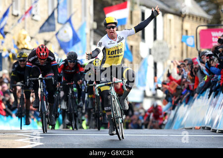 Le pilote Jumbo de Lotto Dylan Groenewegen remporte la première étape du Tour de Yorkshire à Settle. Banque D'Images