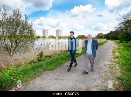 Sir David Attenborough et David Mooney (à gauche), gestionnaire de projet, qui se promènaient à côté du réservoir des terres humides de Woodberry, qui est maintenant ouvert au public pour la première fois depuis sa construction en 1833, à Stoke Newington, dans le nord de Londres. Banque D'Images