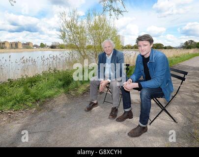 Sir David Attenborough (à gauche) et David Mooney, directeur de projet, assis près du réservoir des terres humides de Woodberry, qui est maintenant ouvert au public pour la première fois depuis sa construction en 1833, à Stoke Newington, dans le nord de Londres. Banque D'Images