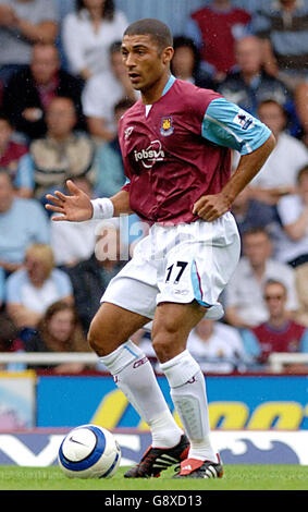 Dossier de la bibliothèque PA daté du 13/08/2005 de Hayden Mullins, de West Ham United, qui a signé, le mardi 4 octobre 2005, une nouvelle entente de cinq ans pour le garder à Upton Park jusqu'en 2010. Mullins, 26 ans, est un toujours présent dans le côté Hammers cette saison depuis leur promotion au Barclays Premiership. Voir PA Story FOOTBALL West Ham. APPUYEZ SUR ASSOCIATION photo. Le crédit photo devrait se lire: Matthew Fearn/PA. Banque D'Images