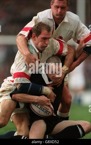 Christian Cullen de Nouvelle-Zélande (bas) est attaqué par l'Angleterre Lawrence Dallaglio (à gauche) et Richard Hill (en haut) Banque D'Images