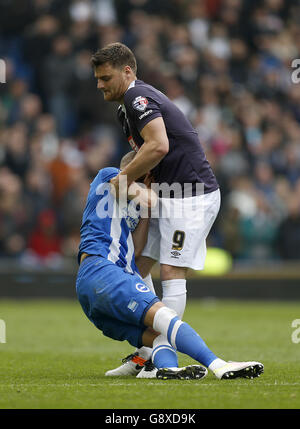 Chris Martin du comté de Derby prend Brighton et Bruno Saltor de Hove Albion lors du match du championnat Sky Bet au stade AMEX de Brighton. Banque D'Images