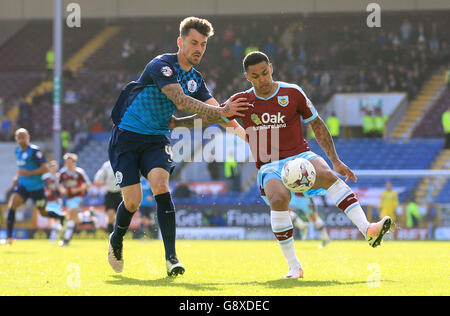 Andre Gray (à droite) de Burnley et Grant Hall des Queens Park Rangers se battent pour le ballon lors du match de championnat Sky Bet à Turf Moor, Burnley. Banque D'Images