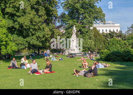 Les gens se reposer près de monument à Mozart Hofburg Burggarten Gardens, dans le centre-ville de Vienne, Autriche Banque D'Images