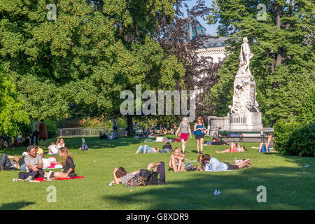 Les gens se reposer près de monument à Mozart Hofburg Burggarten Gardens, dans le centre-ville de Vienne, Autriche Banque D'Images