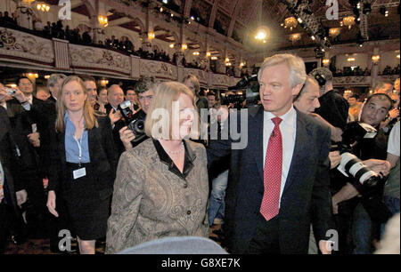 Shadow Home Secrétaire et dirigeant conservateur candidat David Davis avec son épouse Doreen à la suite de son discours à la conférence du parti à Blackpool, le mercredi 5 octobre 2005. Davis, qui est le leader en première ligne, doit courtiser les conservateurs après de puissantes performances des rivaux en chef Ken Clarke et David Cameron hier. Voir les histoires de PA TORY. APPUYEZ SUR ASSOCIATION photo. Le crédit photo devrait se lire: John Giles/PA Banque D'Images