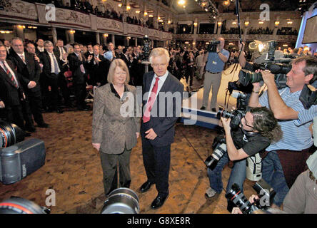 Shadow Home Secrétaire et dirigeant conservateur candidat David Davis avec son épouse Doreen à la suite de son discours à la conférence du parti à Blackpool, le mercredi 5 octobre 2005. Davis, qui est le leader en première ligne, doit courtiser les conservateurs après de puissantes performances des rivaux en chef Ken Clarke et David Cameron hier. Voir les histoires de PA TORY. APPUYEZ SUR ASSOCIATION photo. Le crédit photo devrait se lire: John Giles/PA Banque D'Images