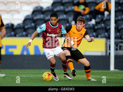 West Ham United U21 Djair Parfitt-Williams détient Hull City U21 Ben Clappison Banque D'Images