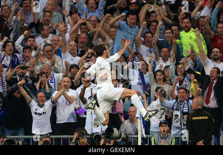 Le Gareth Bale du Real Madrid célèbre le premier but de sa partie lors de la demi-finale de la Ligue des champions de l'UEFA, deuxième match de la deuxième jambe à Santiago Bernabeu, Madrid. Banque D'Images