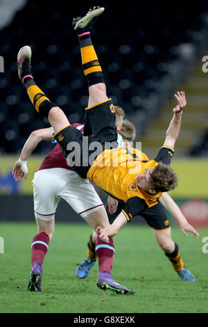 Hull City U21 Josh Tymon tombe maladroitement comme il est contesté Par West Ham United u21 Alex Pike Banque D'Images