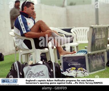 Cricket - Trophée Sharjah Champions - filets d'Angleterre. Le capitaine d'Angleterre Adam Hollioake se prépare pour les filets Banque D'Images