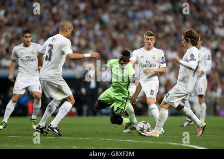 Le Kelechi Iheanacho (au centre) de Manchester City réagit à un défi lancé par Toni Kroos du Real Madrid lors de la demi-finale de la Ligue des champions de l'UEFA, deuxième match de la deuxième jambe à Santiago Bernabeu, Madrid. Banque D'Images