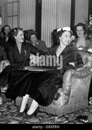 Une princesse souriante Margaret, assise à côté de la duchesse de Marlborough, regarde une présentation de la collection d'hiver de Christian Dior qui s'est tenue au Palais de Blenheim en aide à la Société britannique de la Croix-Rouge. Banque D'Images