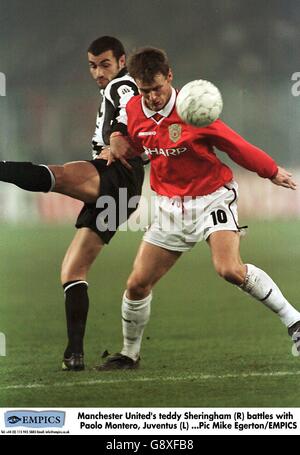 Teddy Sheringham (à droite) de Manchester United affronte Paolo Montero of Juventus (gauche) Banque D'Images