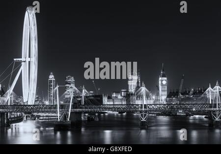 Vue depuis le pont de Waterloo en direction du London Eye et du Parlement dans le centre de Londres. Londres. Banque D'Images