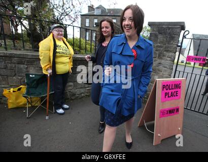 RETRANSMISSION EN CHANGEMENT DE LIEU À ÉDIMBOURG la dirigeante du parti travailliste écossais Kezia Dugdale (à droite) avec la partenaire Louise Riddell devant un bureau de vote à Édimbourg après avoir voté aux élections parlementaires écossaises. Banque D'Images