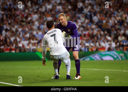 Cristiano Ronaldo du Real Madrid avec Joe Hart de Manchester City lors de la demi-finale de la Ligue des champions de l'UEFA, deuxième match de la deuxième jambe à Santiago Bernabeu, Madrid.APPUYEZ SUR ASSOCIATION photo.Date de la photo: Mercredi 4 mai 2016.Voir PA Story FOOTBALL Real Madrid.Le crédit photo devrait se lire comme suit : Nick Potts/PA Wire Banque D'Images