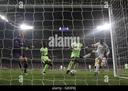 Cristiano Ronaldo (à droite) du Real Madrid met le ballon dans le net avec ses mains après avoir été jugé comme étant offside Banque D'Images