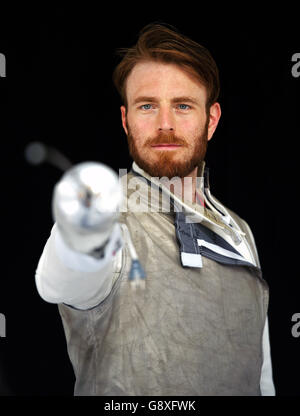 Laurence Halsted, en Grande-Bretagne, pose une photo lors de l'annonce de l'équipe olympique d'escrime au centre d'entraînement britannique d'escrime Elite, à Londres Banque D'Images