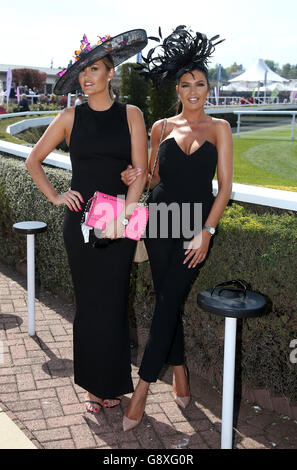 Louise Cunliffe (à gauche) et Katie Daley, pendant la Journée des dames de Boosties du festival de mai de Boosties à l'hippodrome de Chester. Banque D'Images