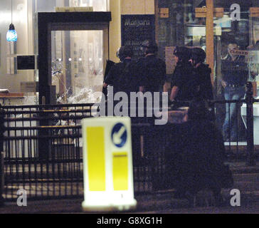 Des policiers devant un café Starbucks à Pembridge Road, Notting Hill London, jeudi 6 octobre 2005, après que la police ait répondu à des rapports d'un homme armé à l'intérieur du magasin. APPUYEZ SUR LA photographie DE L'ASSOCIATION. Fiona Hanson/PA Banque D'Images