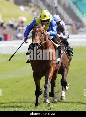 Le Cannock Chase, monté par Ryan Moore, remporte les mises Betway Huxley, lors de la fête des dames Boostids du festival du mois de mai à l'hippodrome de Chester. Banque D'Images