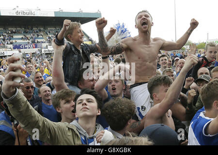 Bristol Rovers Matt Taylor célèbre sur le terrain après avoir obtenu sa promotion à la Ligue 1 lors du match Sky Bet League 2 au Memorial Stadium de Bristol. Banque D'Images