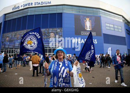 Un fan de Leicester City soutient son équipe à l'extérieur du King Power Stadium de Leicester. Banque D'Images