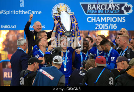 Jamie Vardy, de Leicester City, lève le trophée alors que l'équipe célèbre la victoire de la Barclays Premier League, après le match au King Power Stadium de Leicester. Banque D'Images