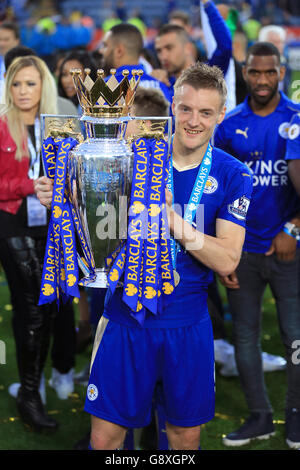 Jamie Vardy, de Leicester City, lève le trophée alors que l'équipe célèbre la victoire de la Barclays Premier League, après le match au King Power Stadium de Leicester Banque D'Images