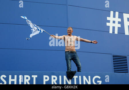 Leicester City fans après avoir remporté la Barclays Premier League 2015-16.Un fan de Leicester City montre son soutien au King Power Stadium de Leicester. Banque D'Images