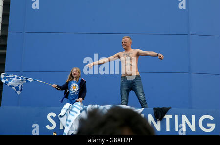 Leicester City fans après avoir remporté la Barclays Premier League 2015-16.Un fan de Leicester City montre son soutien au King Power Stadium de Leicester. Banque D'Images