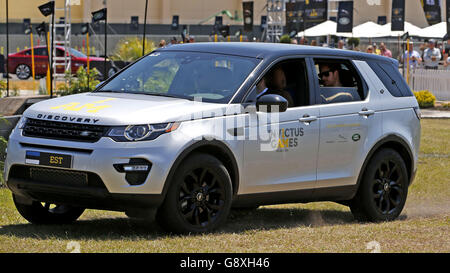 Le Prince Harry est assis à l'arrière d'un Land Rover Discovery alors qu'il rejoint l'équipe estonienne lors du défi Jaguar Land Rover Discovery lors des Invictus Games 2016 à ESPN Wide World of Sports à Orlando, en Floride. Banque D'Images